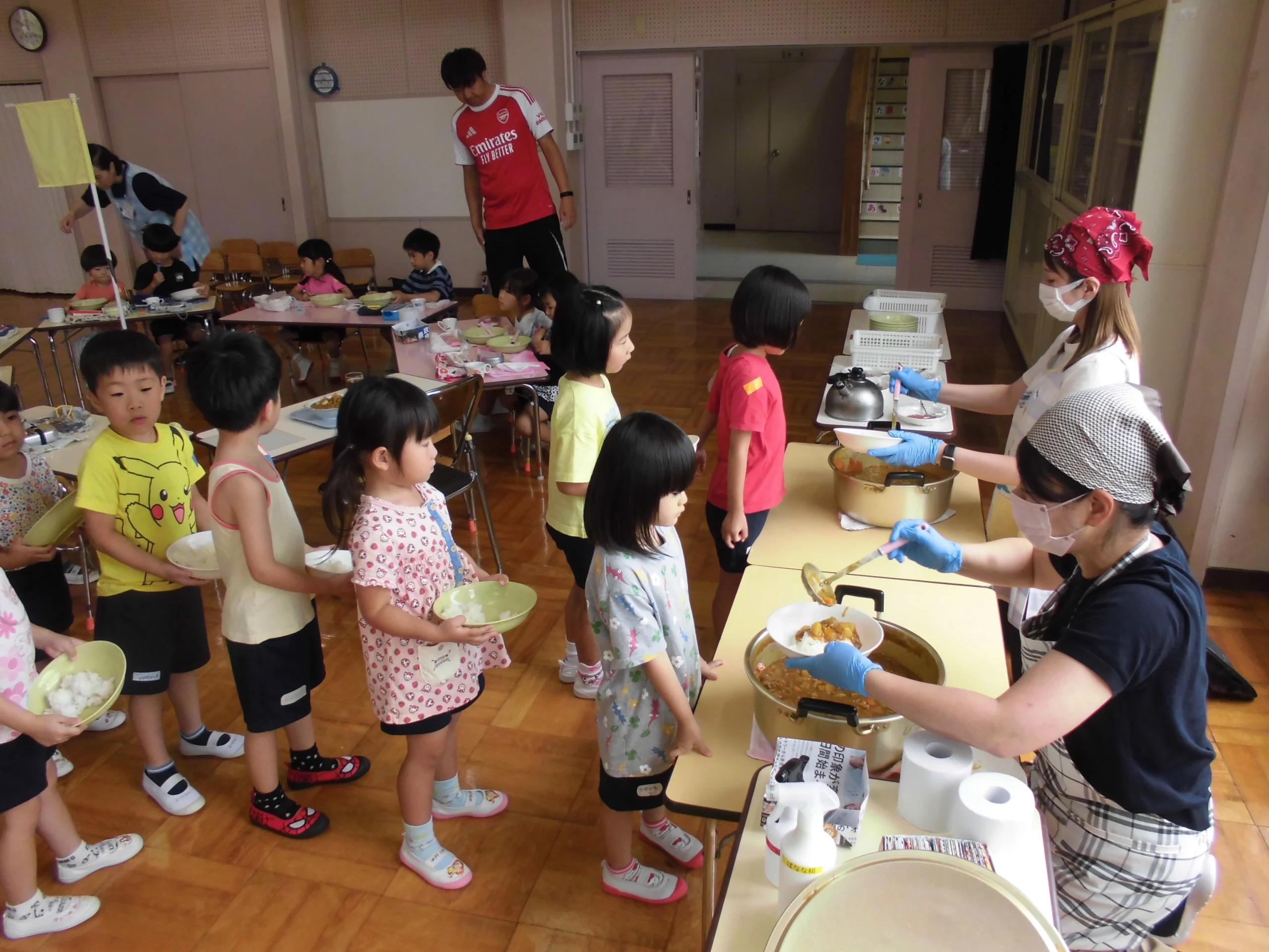 子どもたちがカレーをおかわりする様子