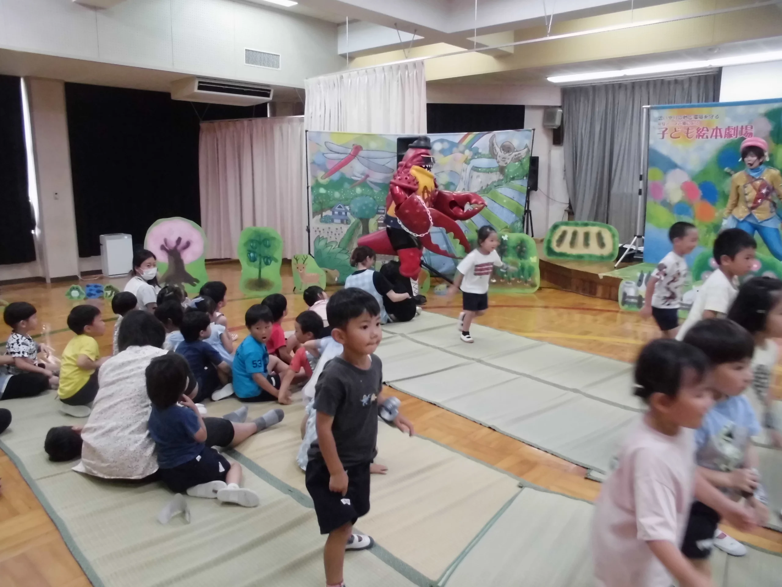 ガリクンに追いかけられ逃げ惑う子どもたち